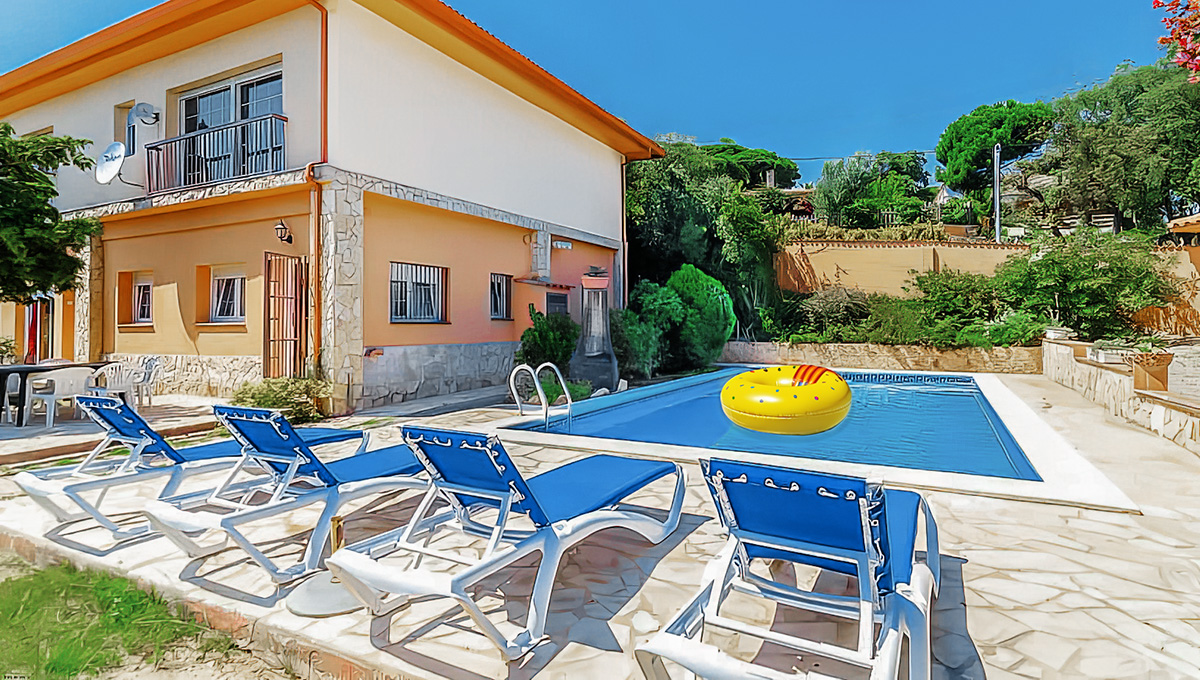 Villa con apartamentos independientes y licencia turística en Serra Brava